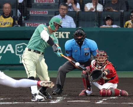 ２回、中前打を放つ佐藤輝（撮影・立川洋一郎）