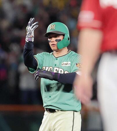 　７回、適時二塁打を放ちポーズを決める森下（撮影・西田忠信）