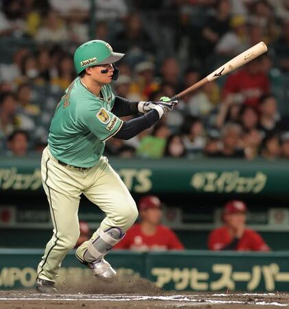 ６回、中前打を放つ森下（撮影・西田忠信）