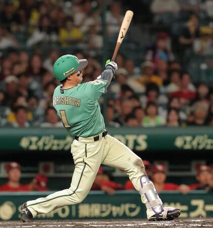 ７回、適時二塁打を放つ森下（撮影・西田忠信）