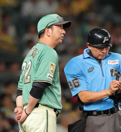 ８回を終え、選手交代を告げる藤川監督（撮影・西田忠信）