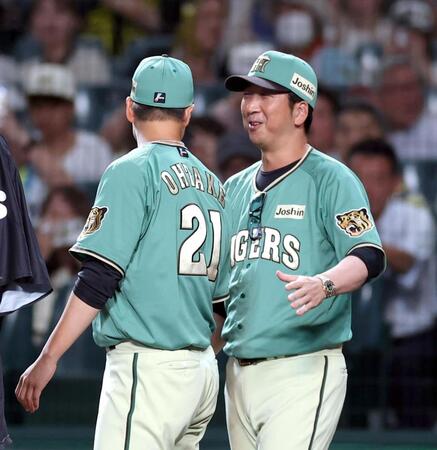 楽天に勝利し大竹（左）を祝福する藤川監督（撮影・山口登）