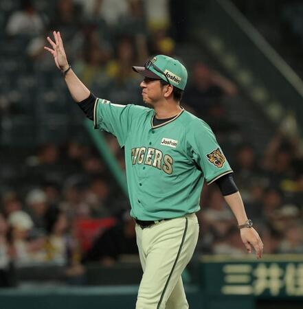 勝利後、スタンドに手を振る藤川監督（撮影・西田忠信）