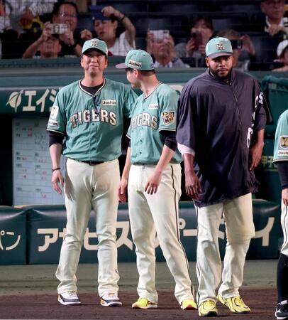交流戦を勝利で締めくくり勝ち投手となった大竹（中央）をねぎらう藤川監督（左）＝撮影・立川洋一郎