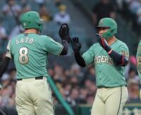 ２回、先制２ランを放ち佐藤輝（左）とタッチを交わす大山（撮影・西田忠信）