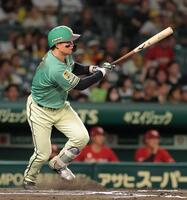 ６回、中前打を放つ森下（撮影・西田忠信）