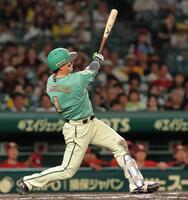 ７回、適時二塁打を放つ森下（撮影・西田忠信）