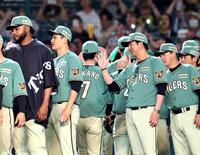 　楽天に勝利しナインを迎える藤川監督（撮影・山口登）