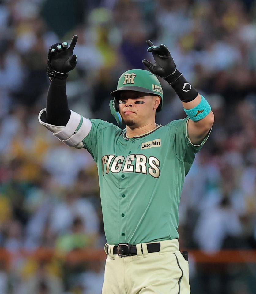 ４回、二塁打を放ちポーズを決める佐藤輝（撮影・西田忠信）