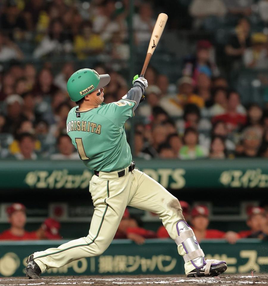 ７回、適時二塁打を放つ森下（撮影・西田忠信）