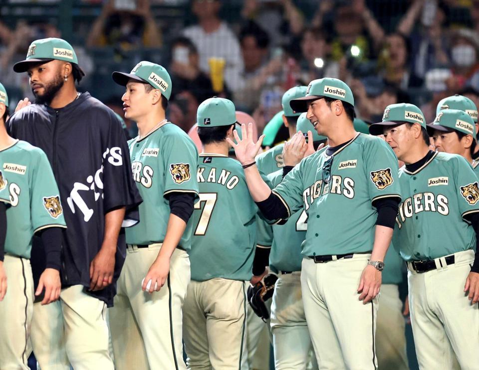 　楽天に勝利しナインを迎える藤川監督（撮影・山口登）