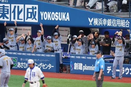 １回、佐藤輝の先制適時二塁打で盛り上がる阪神ベンチ（撮影・金田祐二）