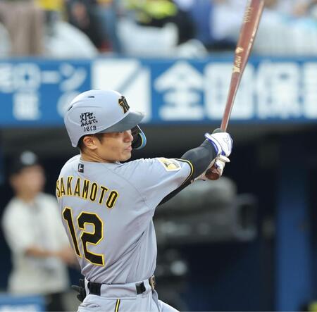 １回、右越えに２ランを放つ坂本（撮影・西岡正）
