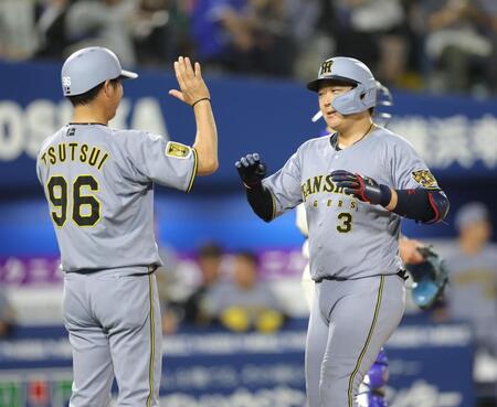 ８回、ソロを放ち、生還する大山（撮影・西岡正）