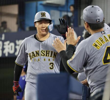 ８回、ソロを放ちナインに迎えられる大山（撮影・田中太一）