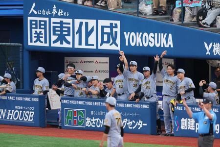 １回、高寺の適時二塁打で盛り上がる阪神ベンチ（撮影・金田祐二）