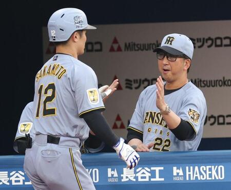 １回、２ランを放った坂本（左）を祝福する藤川監督（撮影・西岡正）