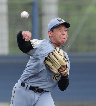７回、田島のバントを一塁に悪送球し、逆転を許す神宮（撮影・西田忠信）