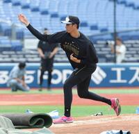 横浜スタジアムのマウンドを確認する今朝丸（撮影・西岡正）