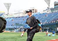 球場入りする今朝丸（撮影・田中太一）