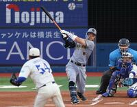１回、先制適時二塁打を放つ佐藤輝（撮影・金田祐二）