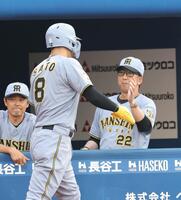 １回、高寺の適時二塁打で生還した佐藤輝（左）を迎える藤川監督（撮影・西岡正）