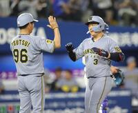 ８回、ソロを放ち、生還する大山（撮影・西岡正）