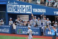 １回、高寺の適時二塁打で盛り上がる阪神ベンチ（撮影・金田祐二）