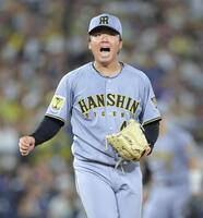 ４回、蝦名への投球で熱くなり、吠える村上（撮影・西岡正）