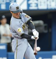 １回、右越えに２ランを放つ坂本（撮影・西岡正）