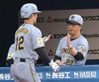 １回、２ランを放った坂本（左）を祝福する藤川監督（撮影・西岡正）