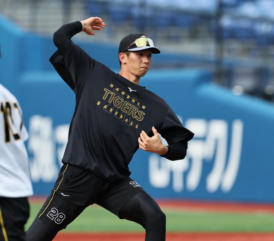 マウンドの感触を確かめる今朝丸（撮影・田中太一）