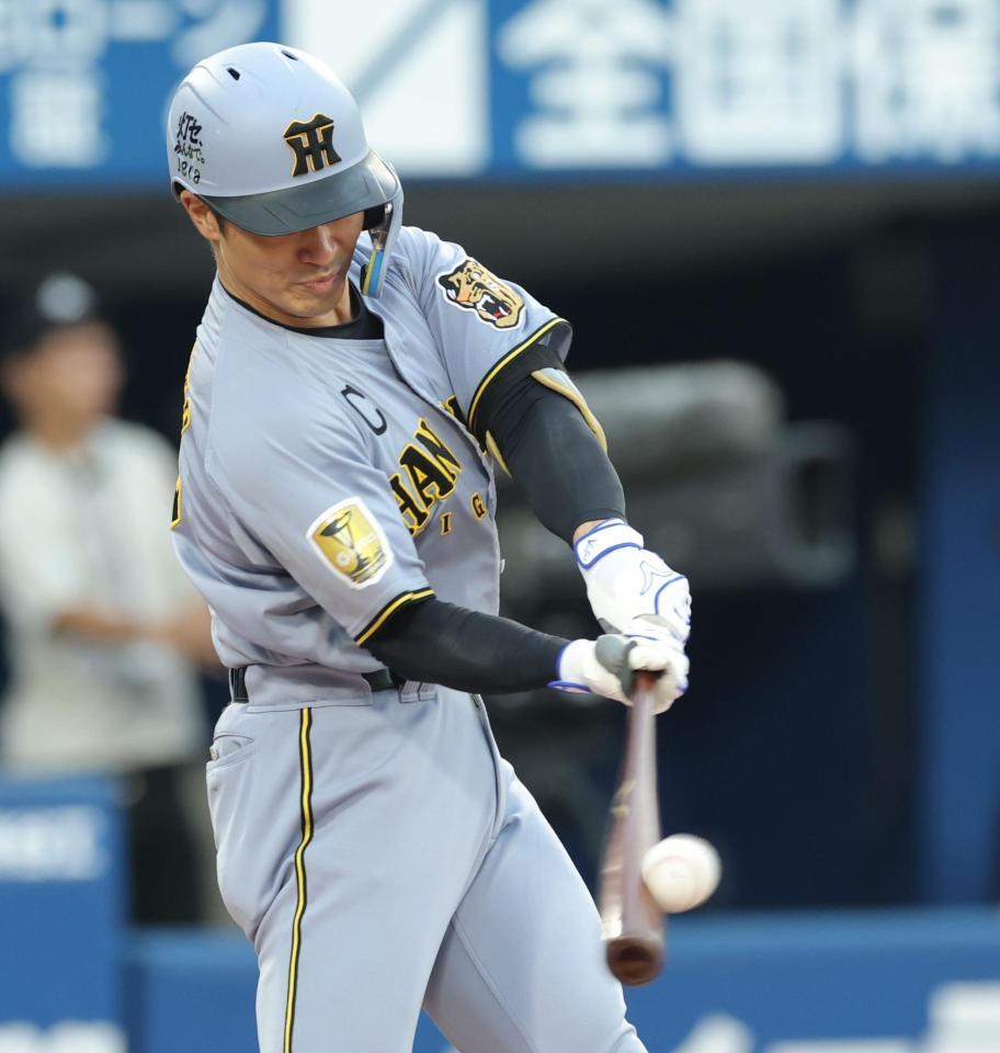 １回、右越えに２ランを放つ坂本（撮影・西岡正）