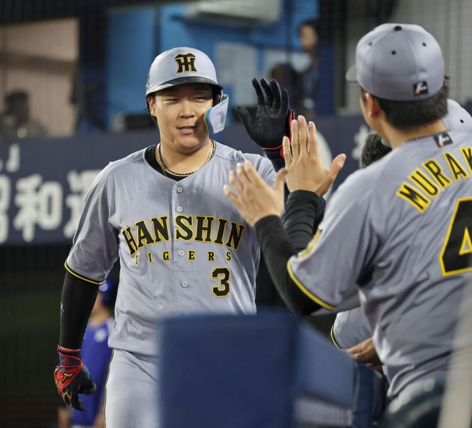 ８回、ソロを放ちナインに迎えられる大山（撮影・田中太一）