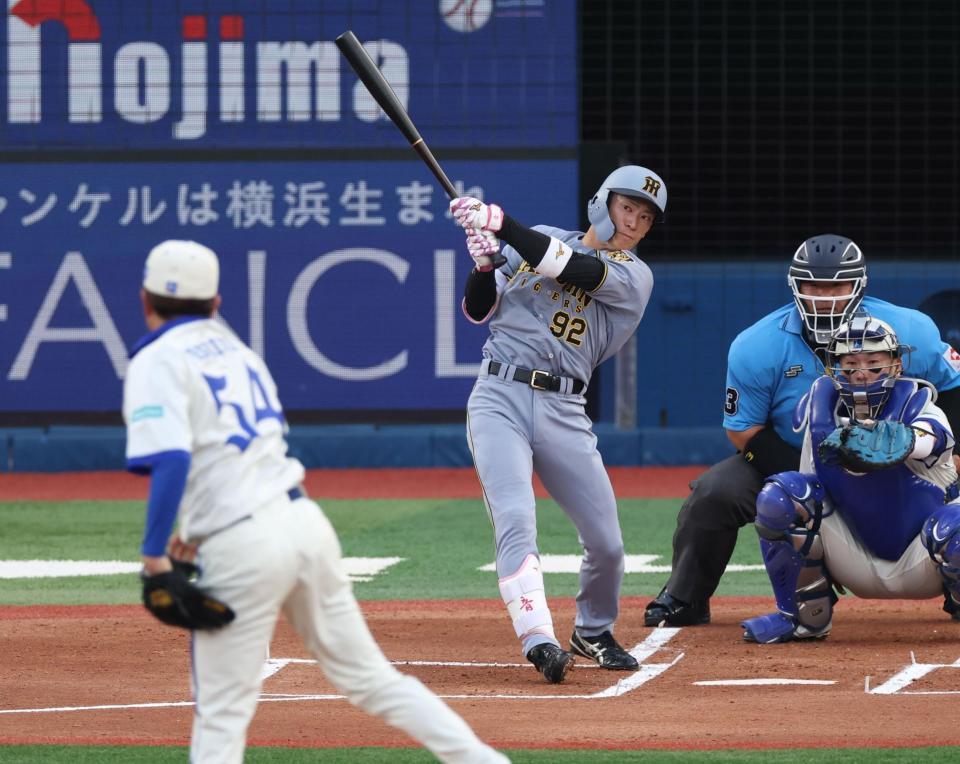 １回、右前打を放つ福島（撮影・金田祐二）
