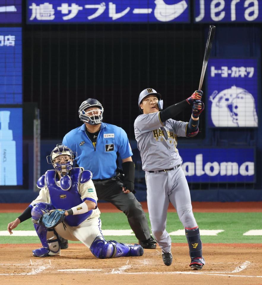 ８回、左越えソロを放つ大山（撮影・金田祐二）
