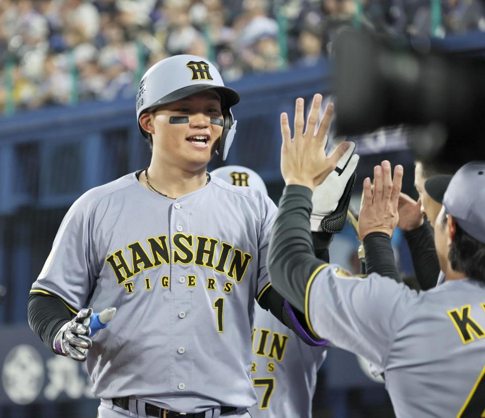 ９回、２ランを放った森下はナインとタッチを交わす（撮影・田中太一）