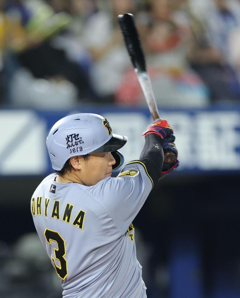 ８回、左越えソロを放つ大山（撮影・西岡正）