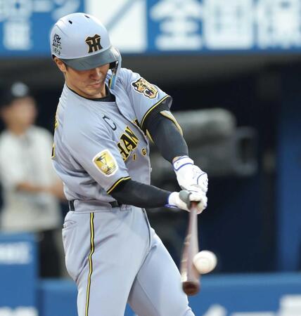 　１回、２ランを放つ坂本