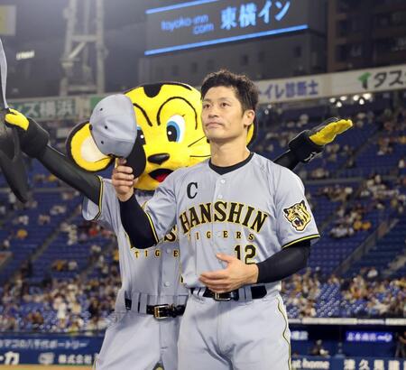 チームの勝利に貢献した坂本はファンの声援に応える（撮影・田中太一）