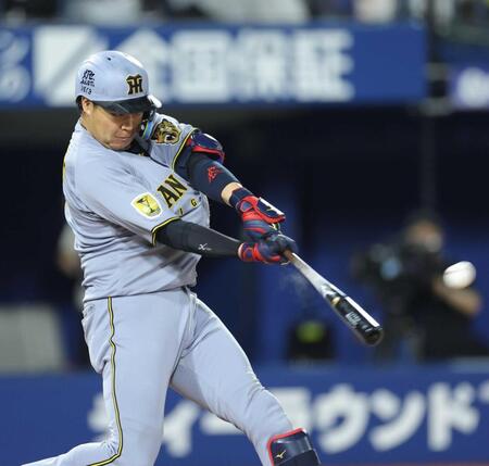　９回、ソロを放つ大山（撮影・西岡正）