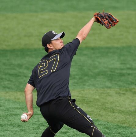　調整する伊藤将（撮影・金田祐二）
