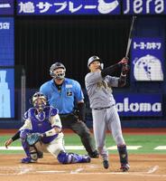 　８回、ソロを放つ大山