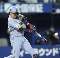 　９回、ソロを放つ大山（撮影・西岡正）