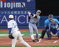 　１回、右前打を放つ福島