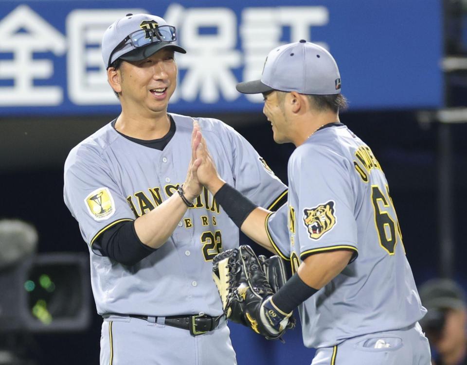 ＤｅＮＡに勝利し、笑顔でナインを迎える藤川監督（撮影・西岡正）