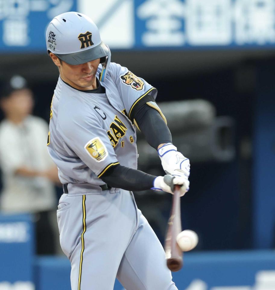 　１回、２ランを放つ坂本