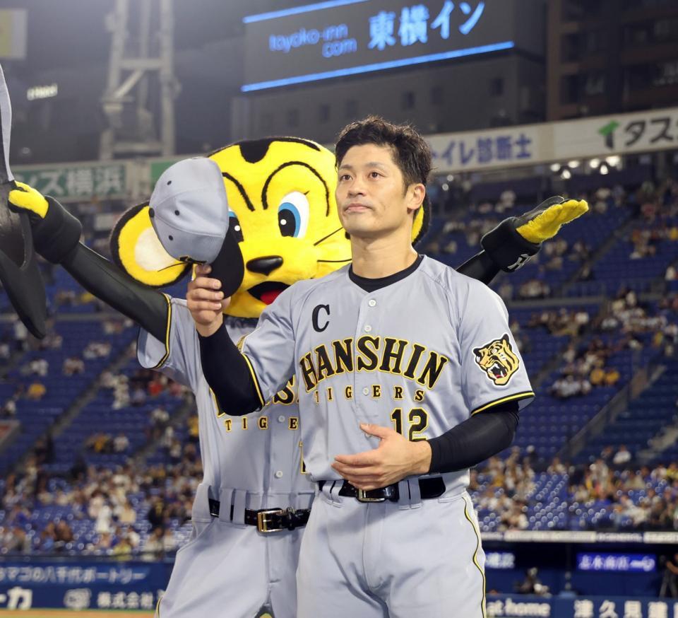 チームの勝利に貢献した坂本はファンの声援に応える（撮影・田中太一）