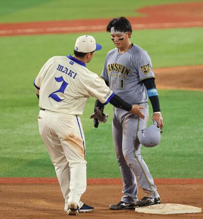 ８回、佐藤輝の四球で進塁し牧にちょっかいを出される森下（撮影・金田祐二）