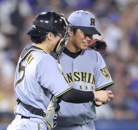 伏見（左）と抱き合い、笑顔を見せる高橋（撮影・西岡正）